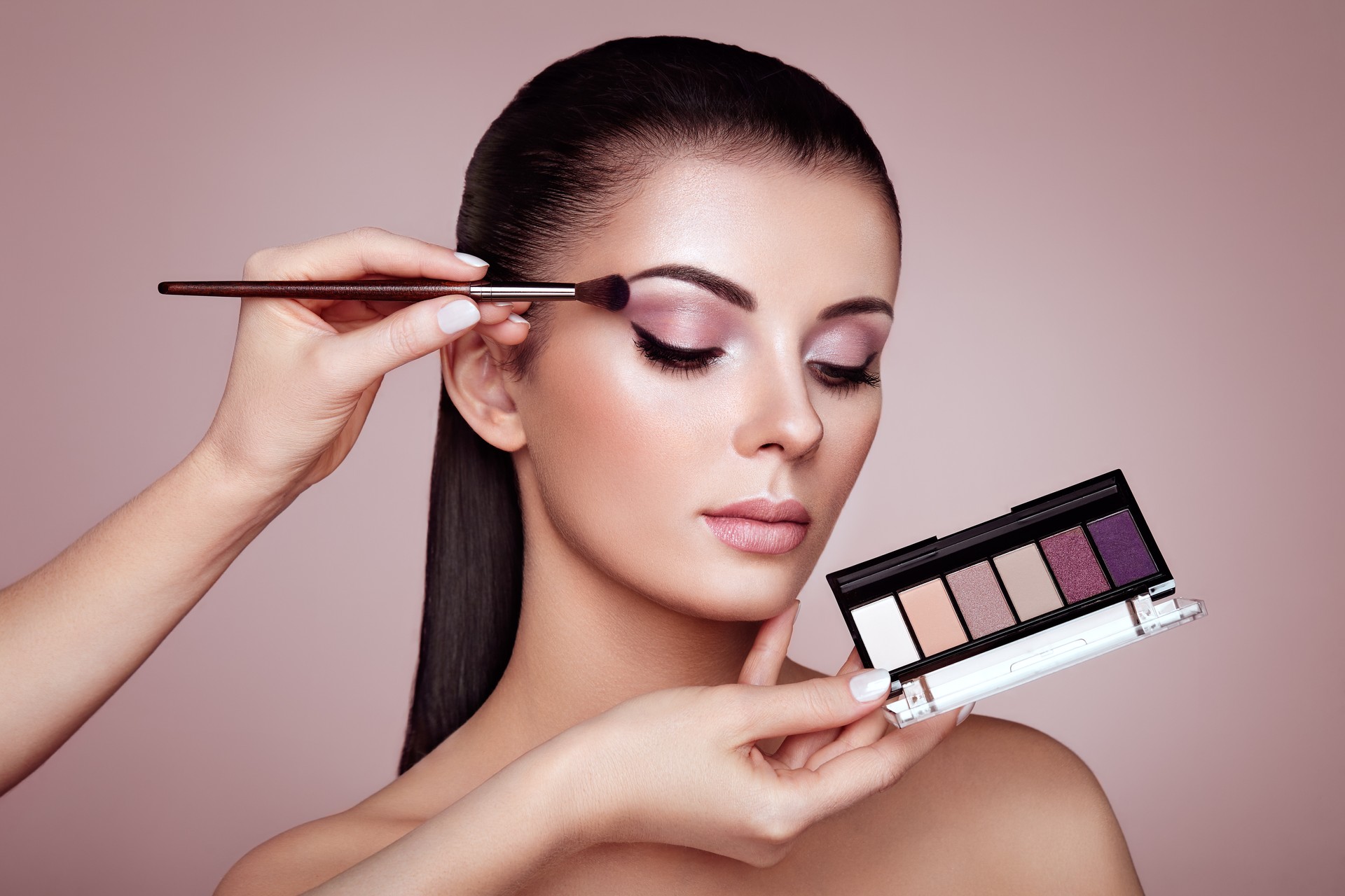 Make-up-Künstler an eye shadow 