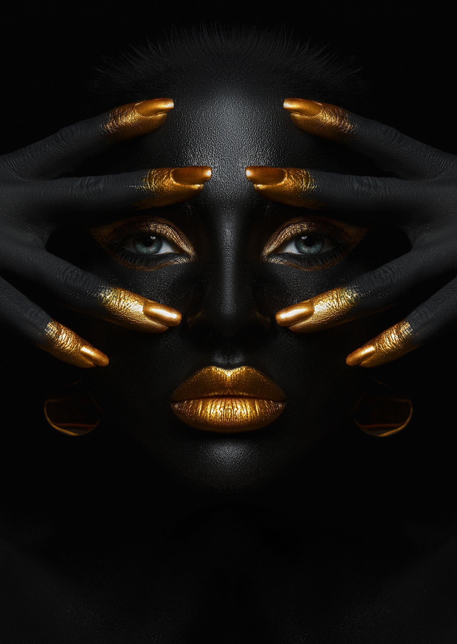 Schönheit Frau schwarze Hautfarbe Körperkunst, Gold Make-up Lippen Augenlider, Fingerspitzen Nägel in gold Farbe Farbe. Professionelles Gold Make-up